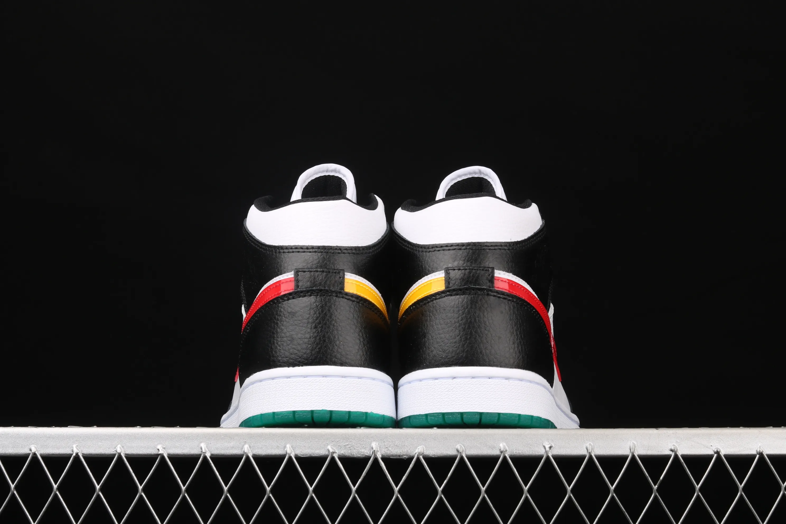 All categories Air Jordan Jordan series basketball shoes Air Jordan 1 Mid Air Jordan 1 Mid AJ1 Joe 1 red and yellow color hook Yuanyang mid-top basketball shoes BQ6472-063